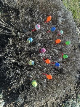 Velikonočna dekoracija ob cesti na Brdinjah (10)